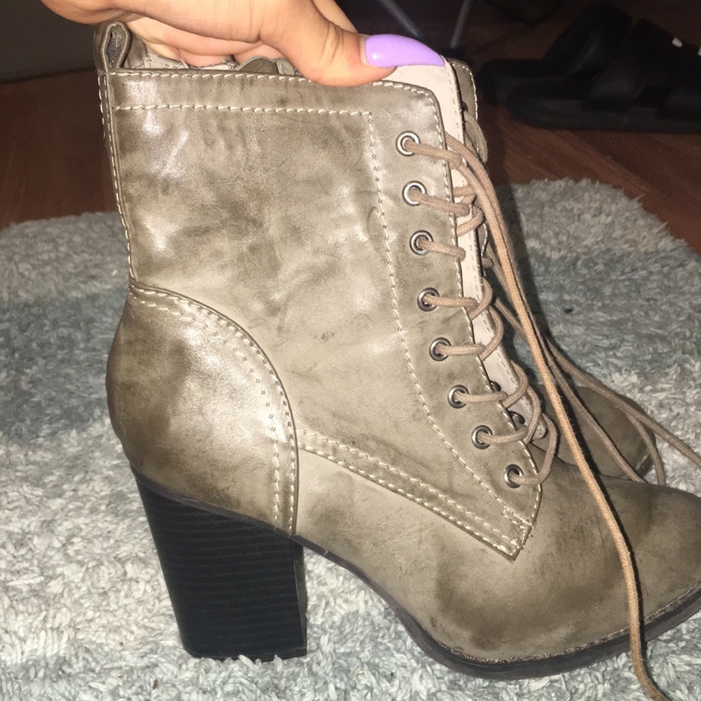Heel tie up boots